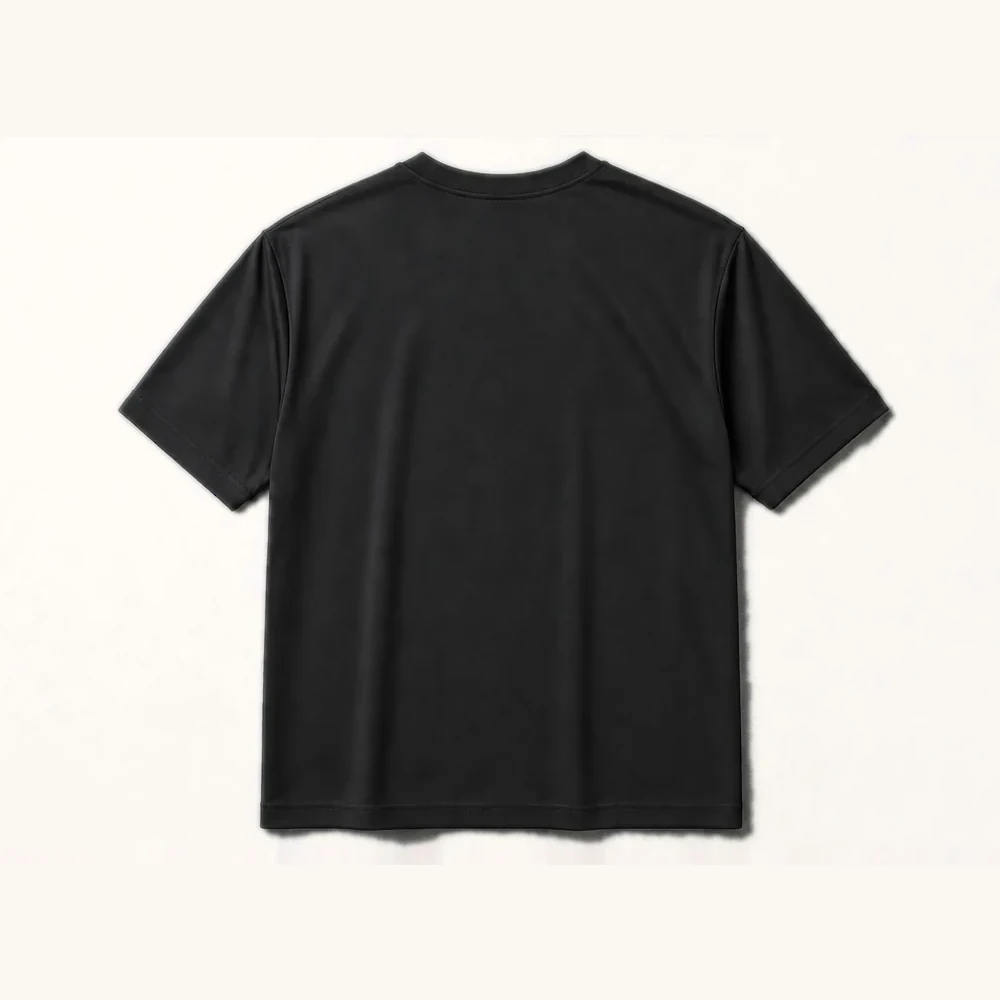 同じTシャツの背面。プリントはなく無地