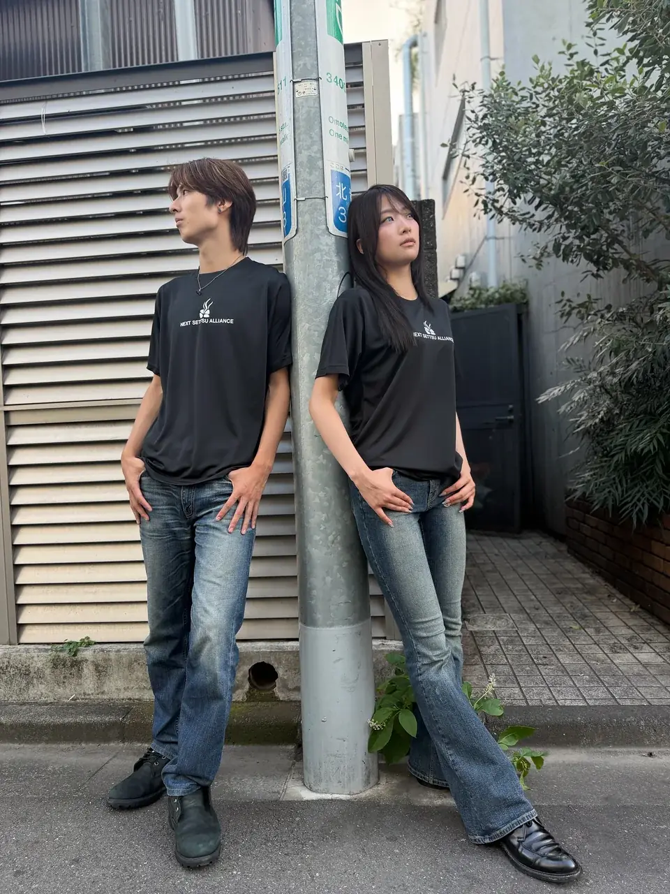 黒のNSA DRY Tシャツとデニムを合わせた2人の立ち姿