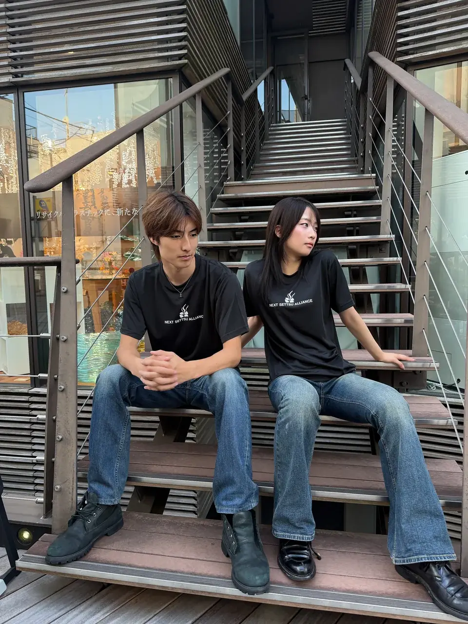 NSA DRY Tシャツを着て階段に座る2人